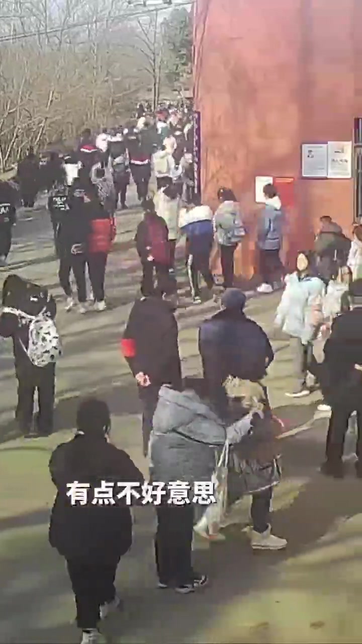 这三个“送礼”的小姑娘,太可爱啦!