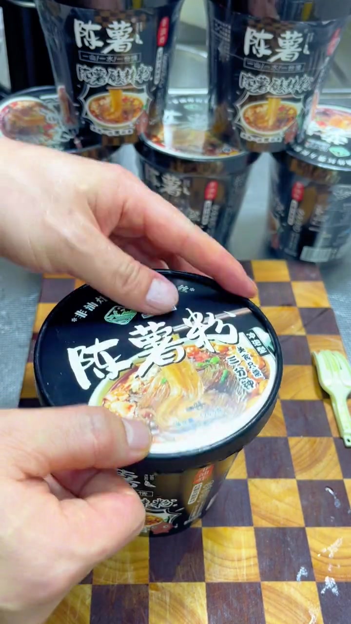 半夜醒来饿了不想做饭,来桶这个酸辣粉,简单又方便 酸辣粉