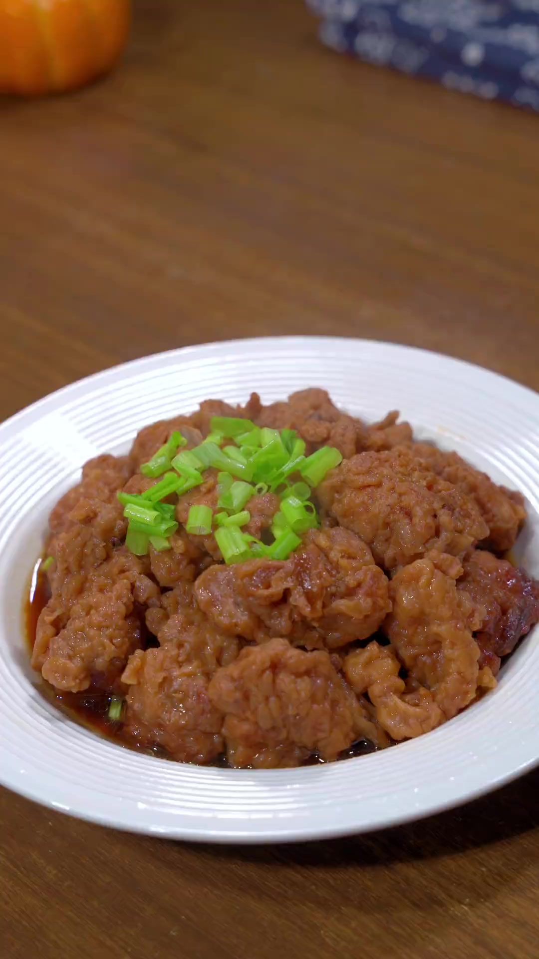 河南传统八大碗“扣碗鸡块”软烂脱骨,鲜香入味,年夜饭的餐桌上必不可少的硬菜。河南老式八大碗