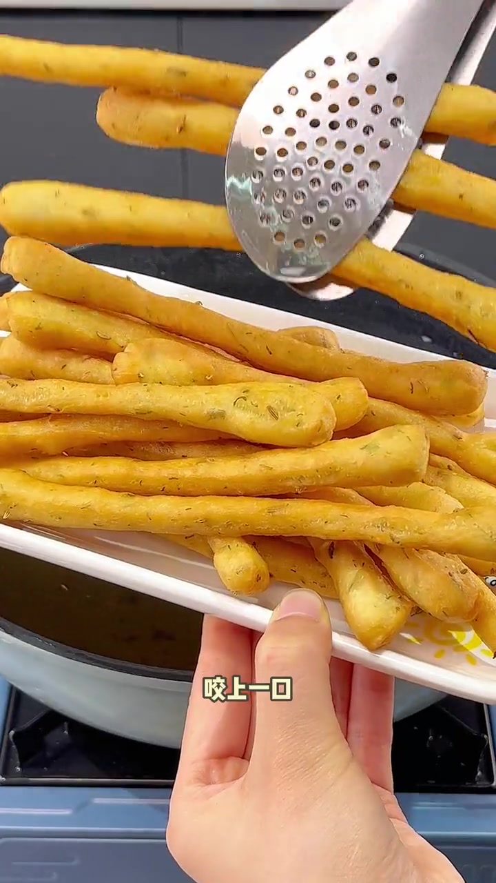 快过年了,招待朋友少不了这个 茴香小油条 这个半成品简单方便还好吃浓浓茴香味!炸小油条怎么