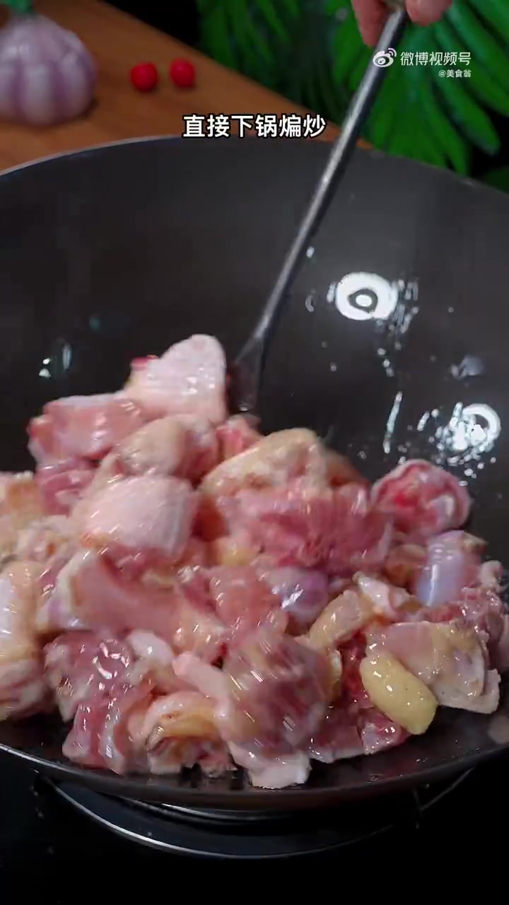 以后要是想吃鸡了,你就像我这样做个爆炒尖椒鸡做法简单好吃又下饭。首先,剁好的鸡块,加料酒、