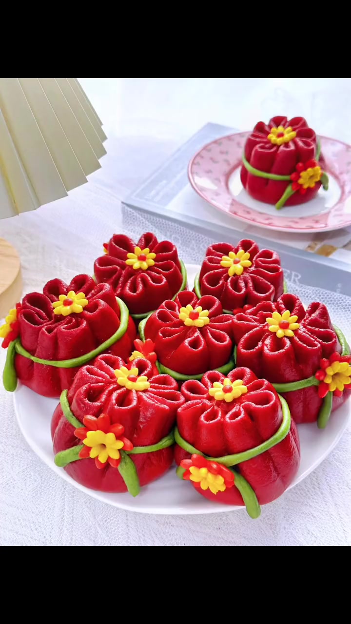 创作灵感 龙年主题花饽饽上新 年夜饭桌上学会这款福袋花馍,新年福气多多,好运连绵,亲戚朋友
