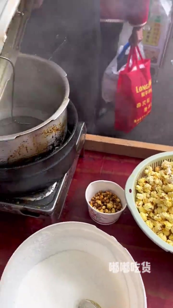 「长沙街头的手摇爆米花」长沙街头的手摇爆米花~十块有满满一大袋!淡淡的米香味,一口一把停不