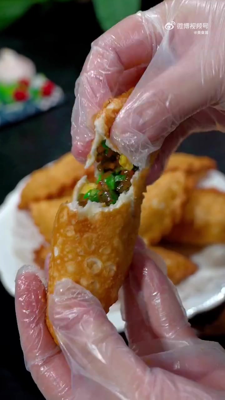 美味辽宁嘎嘎香 作为一个面食爱好者,这个酥酥脆脆的大菜饺是必须要做的。我们这里的早点摊都排