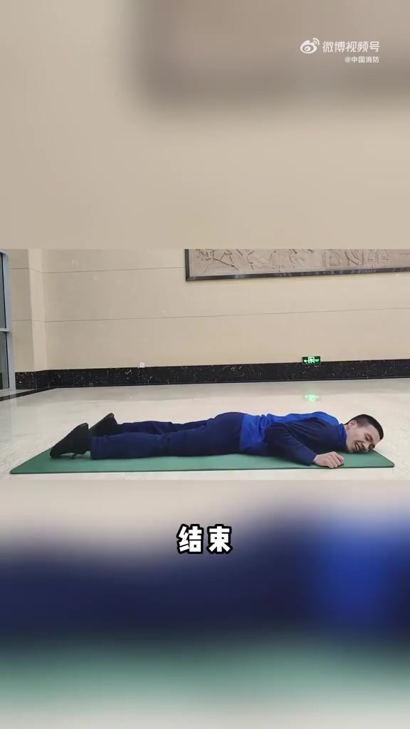 「转存!8个动作锻炼腰腹」一到冬天就长出一圈小肚腩?“蓝朋友”教你8个动作锻炼腰腹,卷腹摸