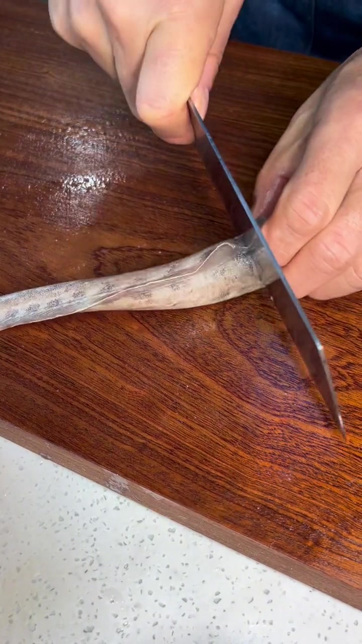 欢迎尔滨的朋友们来大连品尝这道 海鲶鱼炖茄子 茄子比鲶鱼还好吃!大连 会下厨的男人
