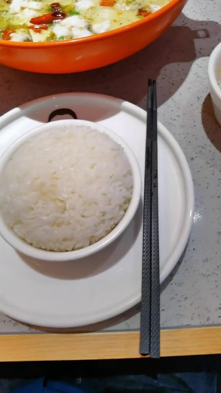 天寒地冻适合吃点热热烫烫的东西,这家店单人餐29.9元吃得很饱。美食打卡 江鱼儿酸菜鱼 没