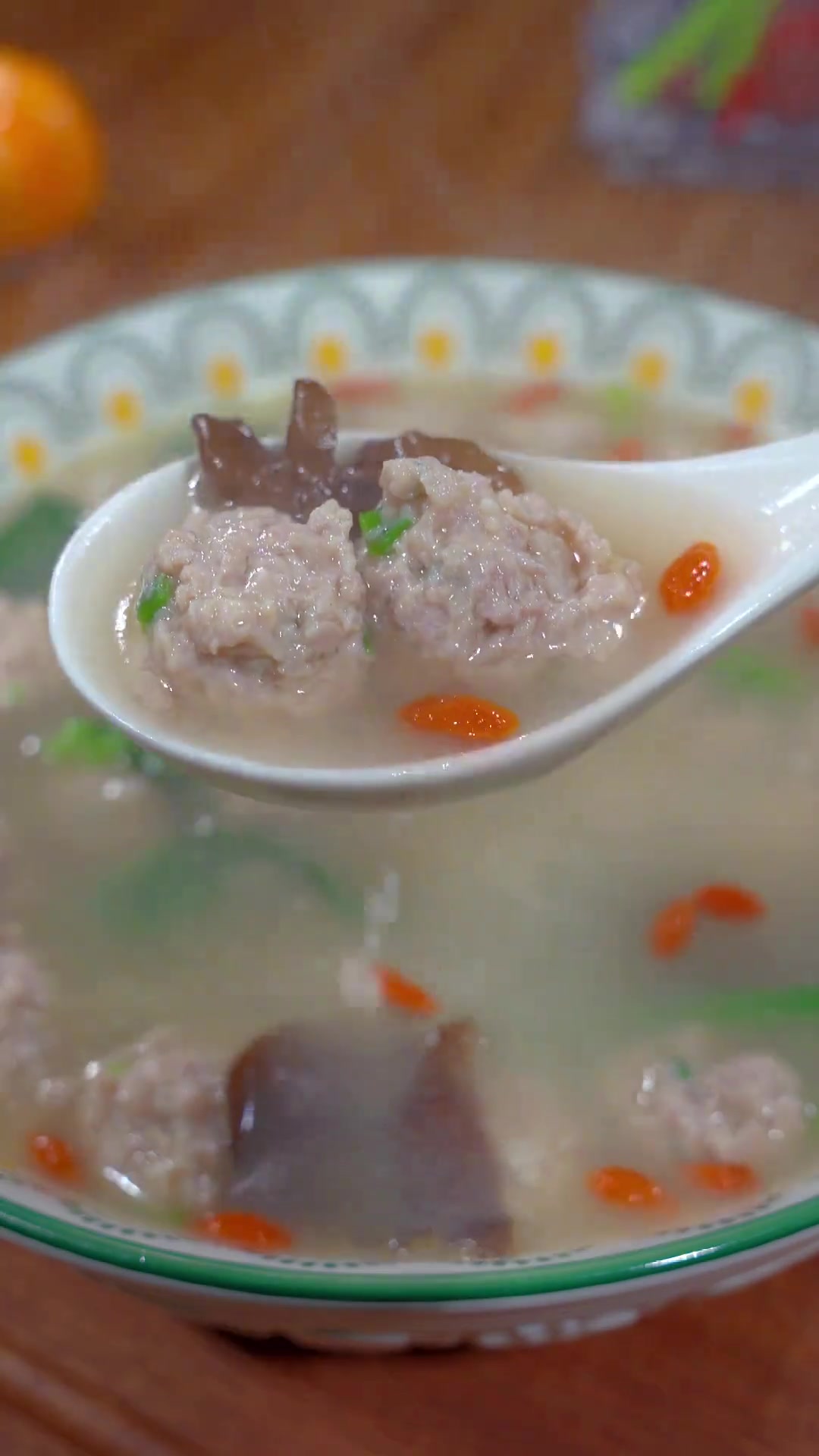 天气越来越冷,给家人安排一锅热乎乎的菠菜肉丸汤吧,清淡爽口不油腻 汤鲜味美 菠菜肉丸汤 美