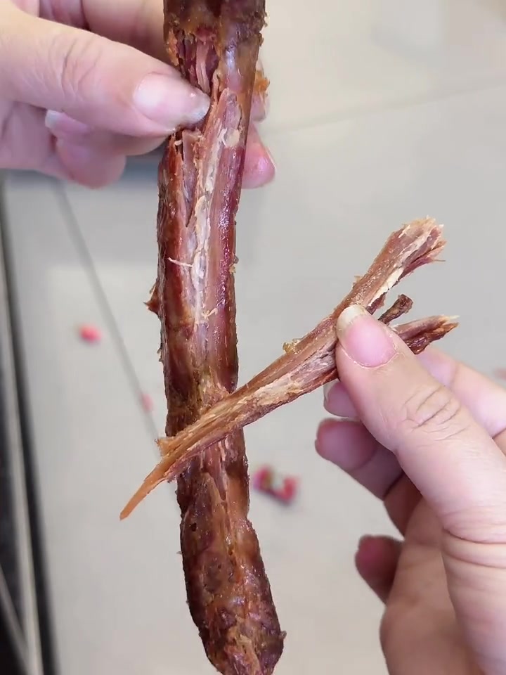 很好吃的烤鸭脖 可以试吃 就是这么自信 不是风干的 是湿的哈 很好咬 肉也多 烤鸭脖 追剧