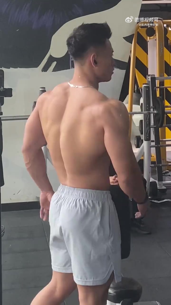大眼睛双眼皮胸肌腹肌型男标配,如此帅气的肌肉猛男是你们找老公的标准吗