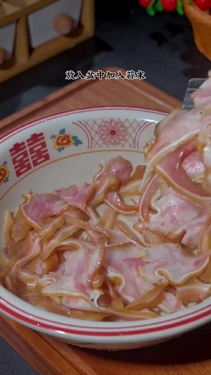 美味辽宁嘎嘎香 美好辽宁欢迎您 过年带客猪耳朵这样拌,香辣脆爽,既下酒又下饭!