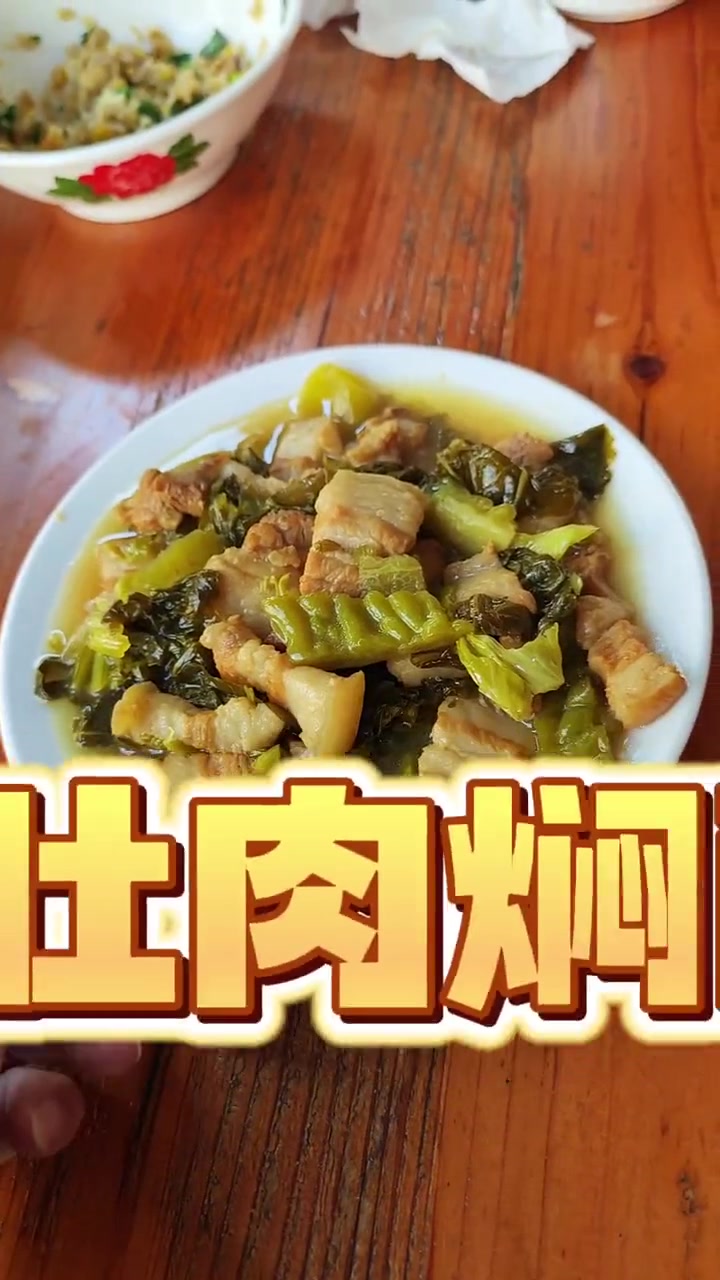 揭阳的特色咸菜炒饭有多好吃?今天又是勤俭的一天,吃个香喷喷的炒饭也是很满足的呢,芥兰炒饭,