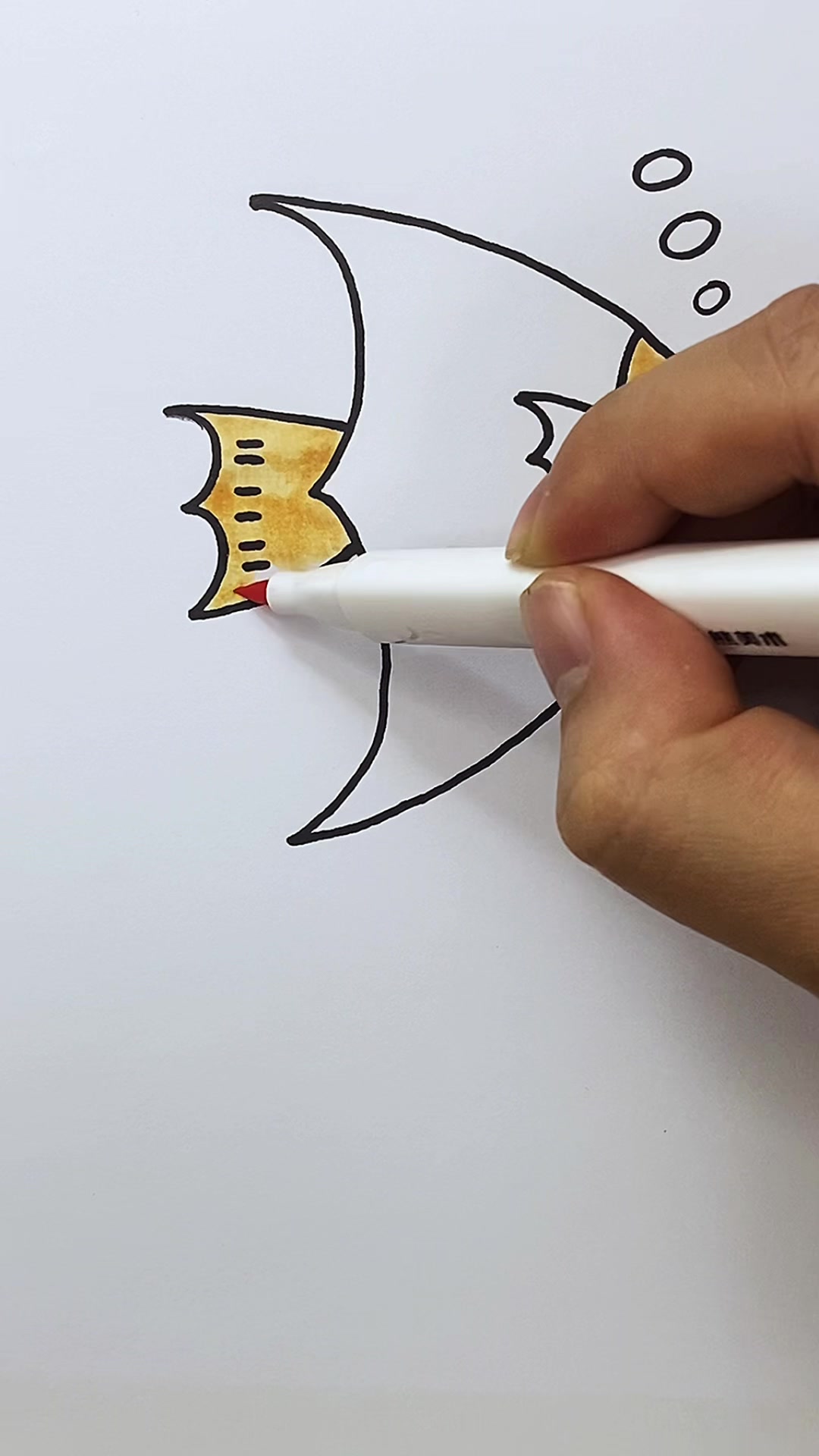 爸爸妈妈分别画的小鱼,谁的更好看呢?