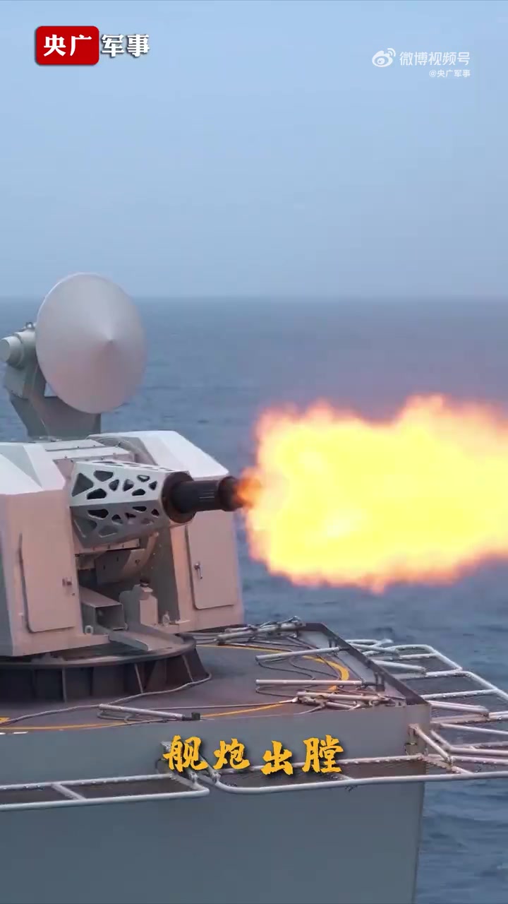 「大国利刃!近距离看海军两栖攻击舰飒爽英姿」外型黄金比例,舰体简约硬朗,机库火列星屯,坞舱