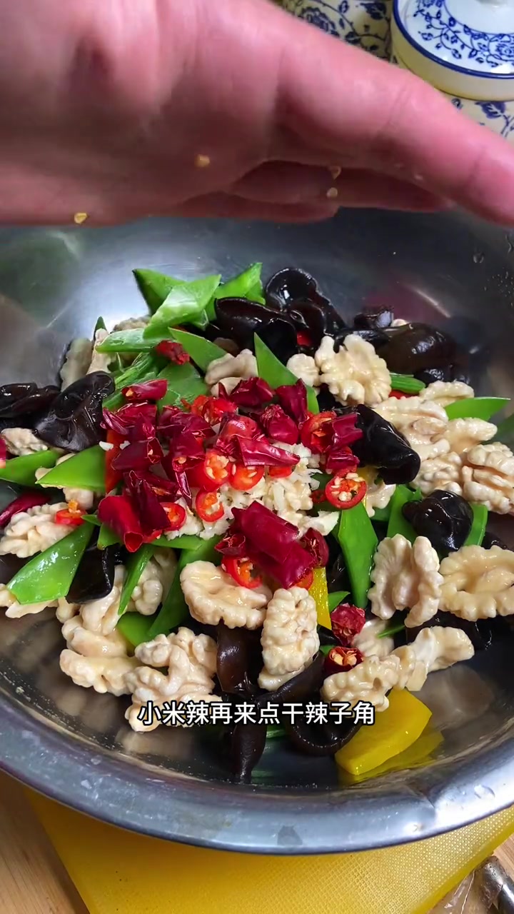 年夜饭必不可少滴一道木耳拌桃仁 吃着清脆爽口看起来是高端大气上档次!大年三十餐桌上一定要有