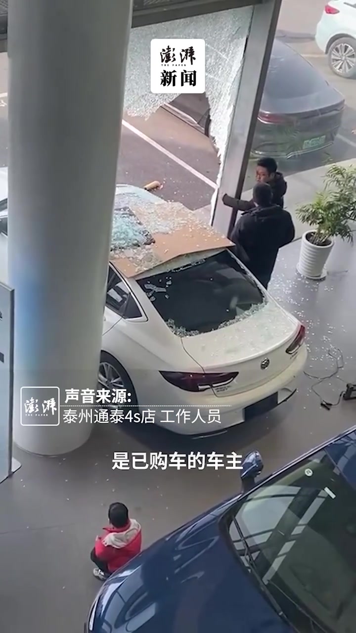 操作不当,新车司机倒车撞碎4S店落地窗