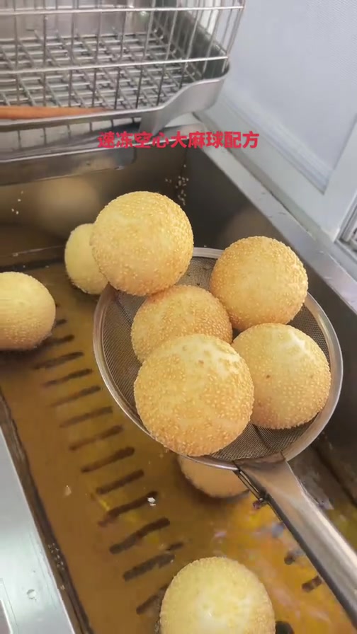早餐店速冻麻球配方:糯米粉1000克,泡打粉13克,白糖162克,食粉2克,温水700克,