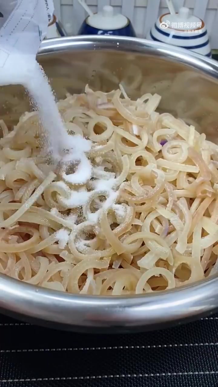 猪皮冻是一种美味又健康的食品,它的制作需要选用优质的猪皮,经过仔细的处理和熬煮,再经过冷却