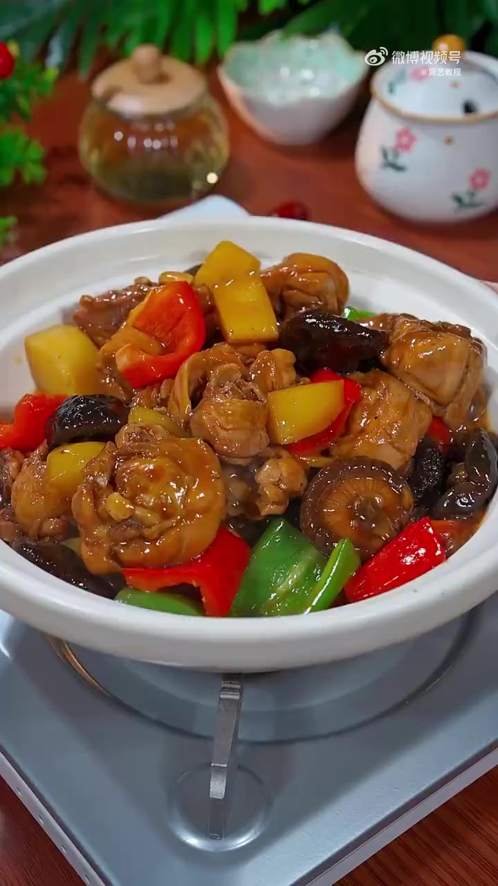 酱焖鸡,肉质鲜嫩、酱香浓郁,是一道家常美味。选用鸡腿或鸡胸肉,经过腌制后,再加入特制的酱料