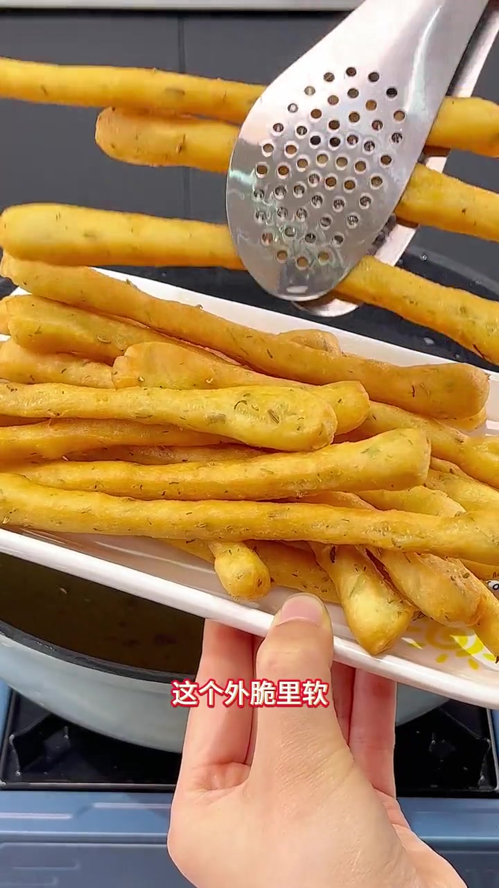 每次去火锅店必点的 茴香小油条 啊,今天自己在家做出来,而且焦黄酥脆茴香味十足 油条 妈呀
