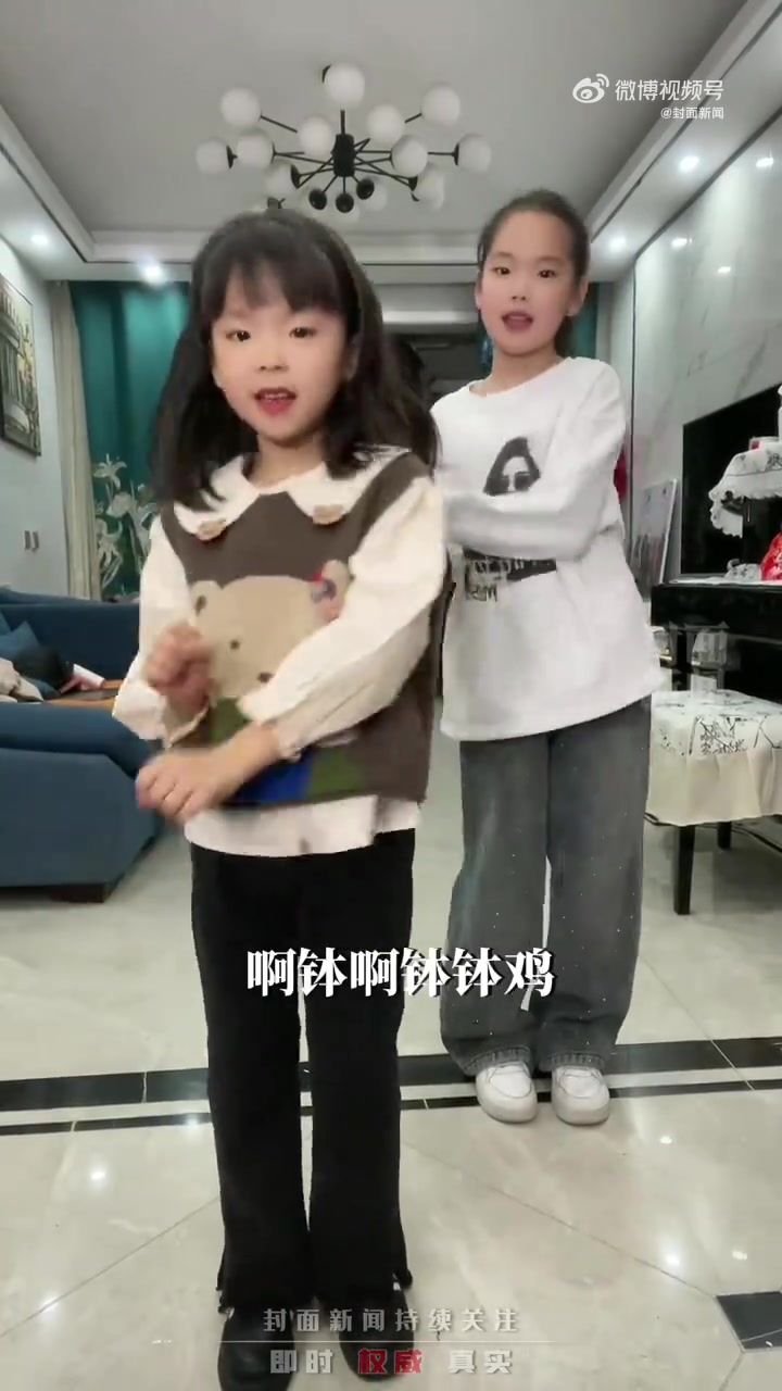 「真上头!小孩姐真的好爱钵钵鸡舞蹈」“一元一串的钵钵鸡,钵钵鸡~”近日,一首“钵钵鸡”爆火