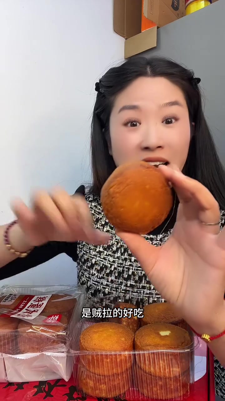 桃里家的老式蛋糕就是那个老式的味道,好吃……