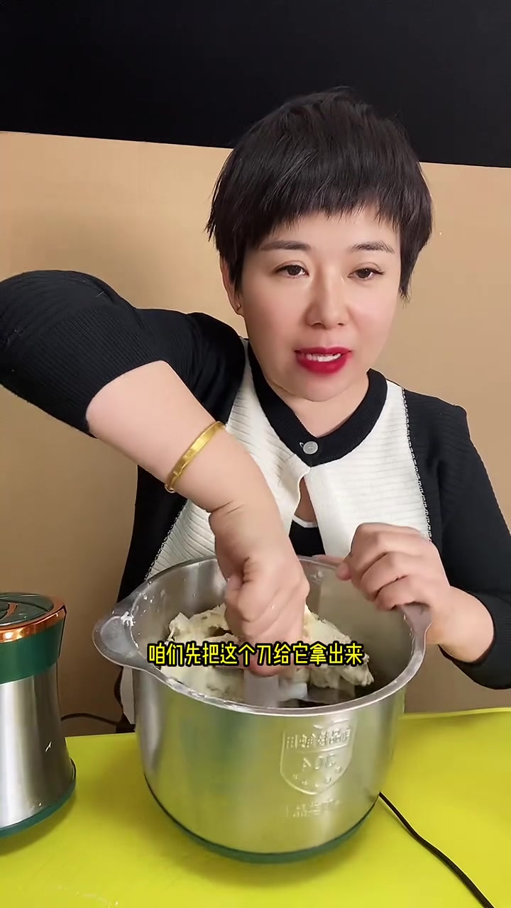 新款绞肉机活动来了,即日起左下角小黄车能拍到的,都是双盆双盖,到手五套刀,还有小刮刀和防滑