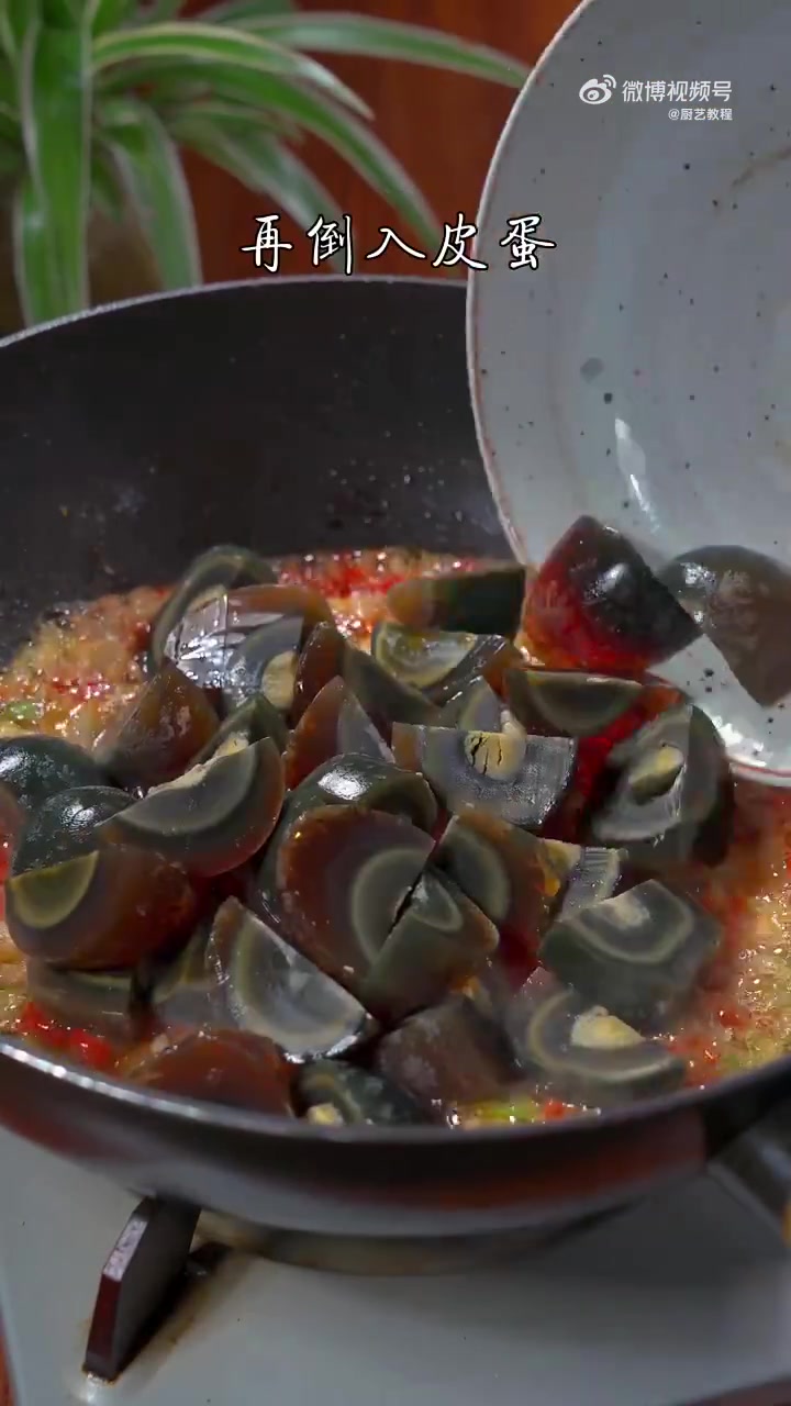 韭菜炒皮蛋这样做,味道独特,非常好吃!厨艺教程