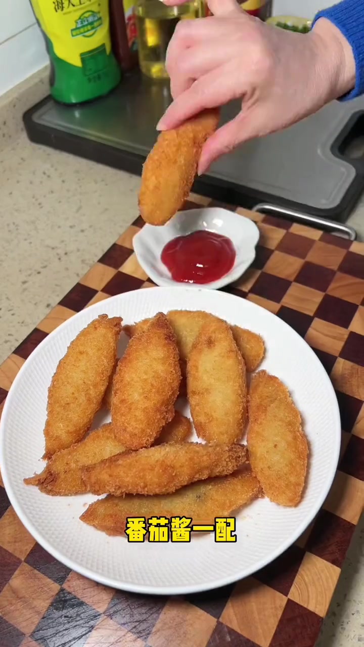 鳕鱼排 真材实料好味道 外面是面包糠的酥脆香脆,里面满满的鳕鱼肉 大人小孩都爱吃