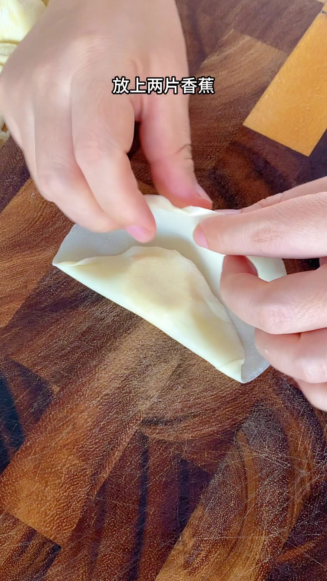 过年自制小点心,家有香蕉和饺子皮就能做,香甜爆汁太好吃了