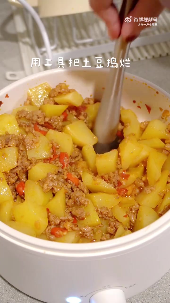中午吃什么 好吃到狂炫三碗的「土豆泥拌饭」!土豆脑袋狂喜,不敢想象这得有多好吃!每一粒米饭