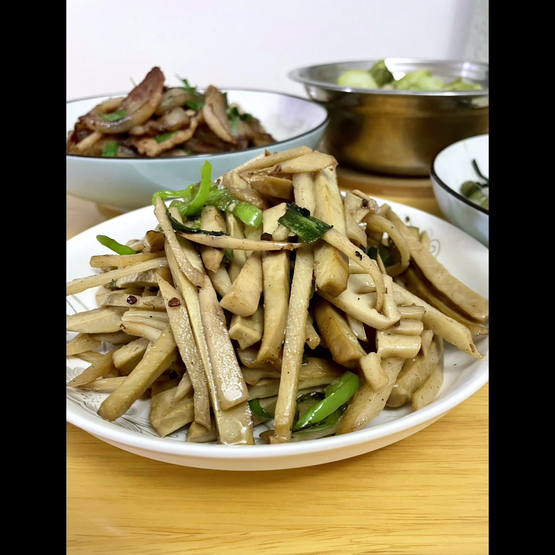 丰盛午餐:回锅肉儿菜紫菜苔冬笋豆干