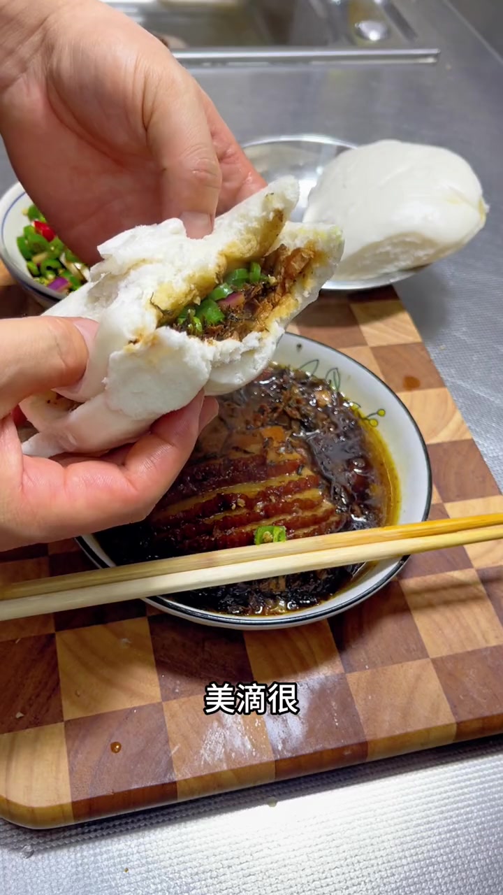 过年餐桌上,怎么能少的梅菜扣肉夹馍,在家做太麻烦了,这个聪厨的梅菜扣肉真心好吃不错 梅菜扣