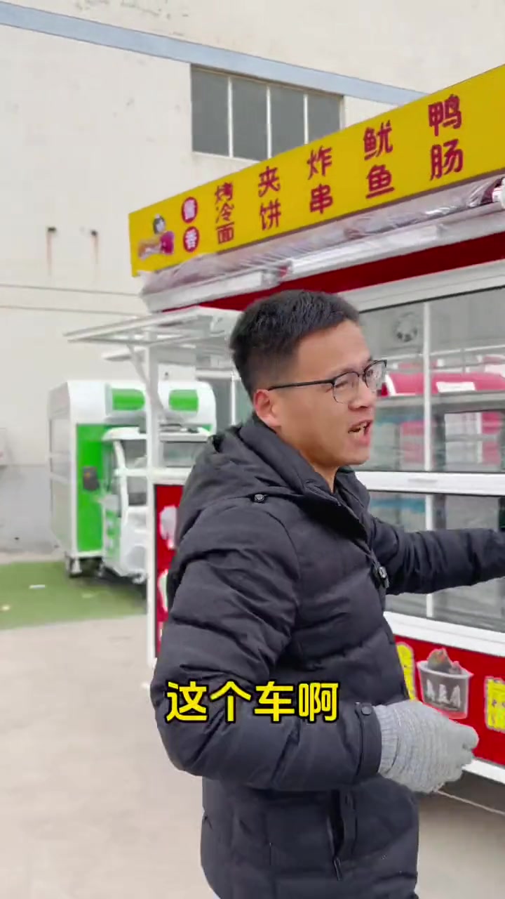 夜市摆摊三轮车,能做炸串、铁板鱿鱼、铁板鸭肠、烤冷面等等。夜市摆摊车 炸串车 铁板烧小吃车