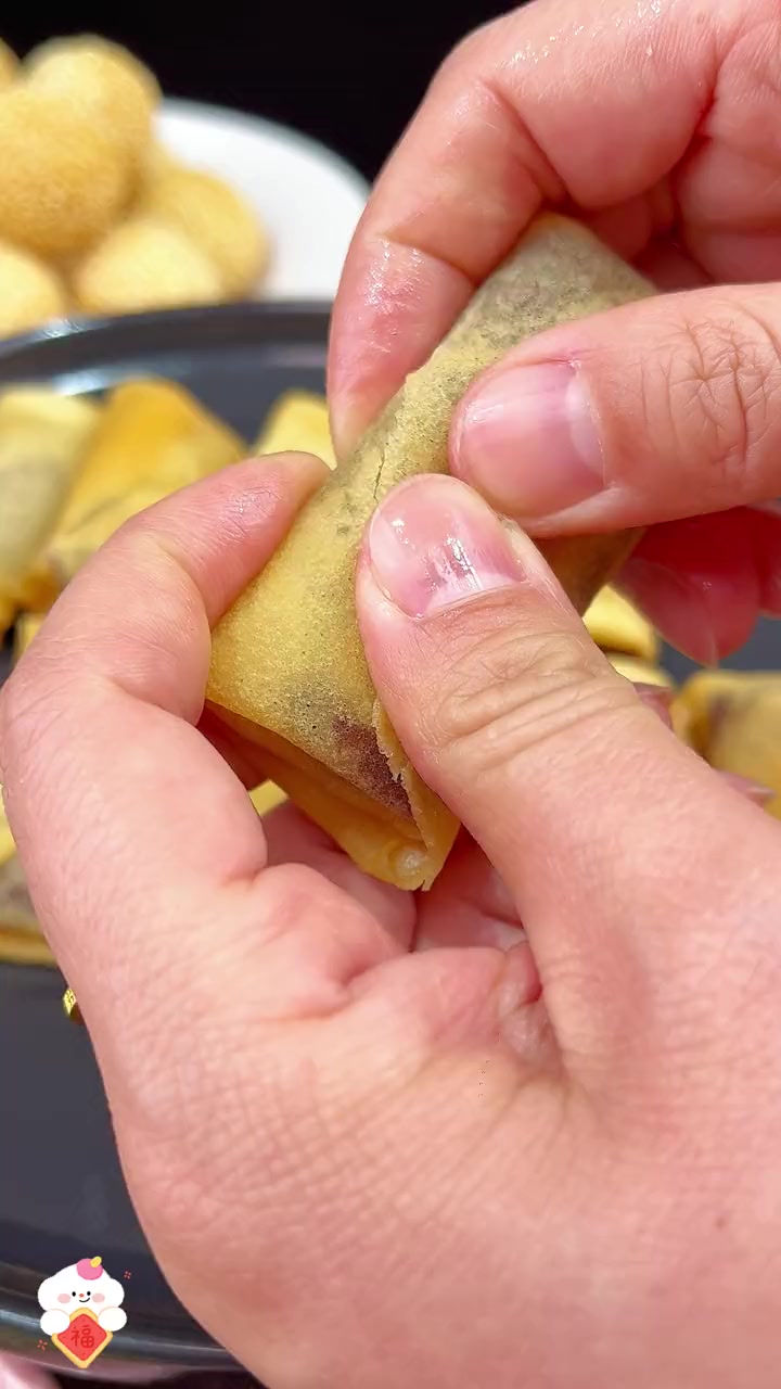 喜欢吃 春卷 又觉得麻烦的,不妨囤点这个半成品,油热下锅炸就行,金黄酥脆太好吃!妈呀太香了