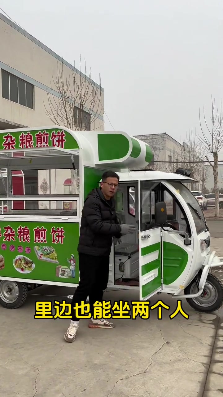 空间更大的三轮早餐车,煎饼果子、手抓饼、鸡蛋灌饼等等都能做。早餐车 煎饼车 手抓饼小吃车 