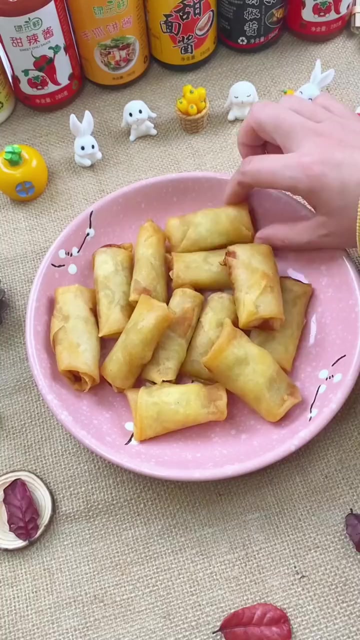 一到 过年,家家户户都要炸这个 春卷,有了它不用脏手和面都能吃到金黄酥脆的 豆沙春卷 啦!