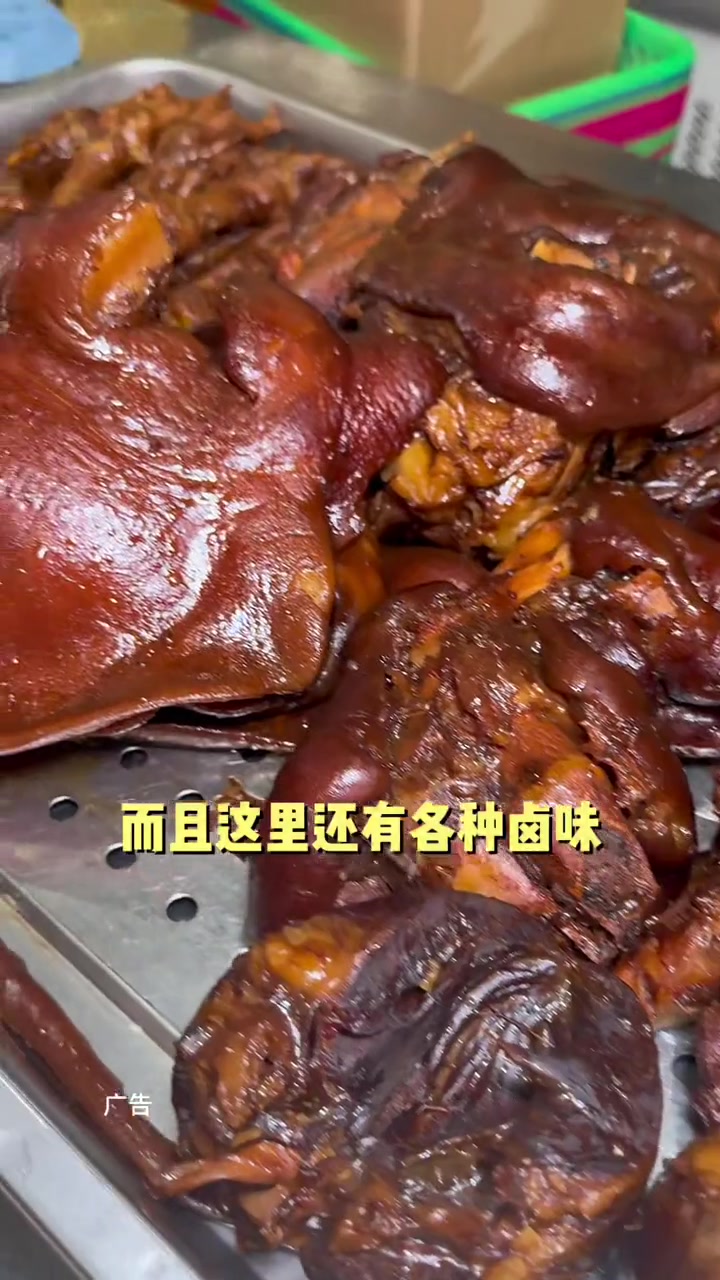 烤鸭肥而不腻,每片鸭肉都是师傅一刀一刀现场切成 京爱善北京烤鸭海口盐灶店 美食推荐 现烤现