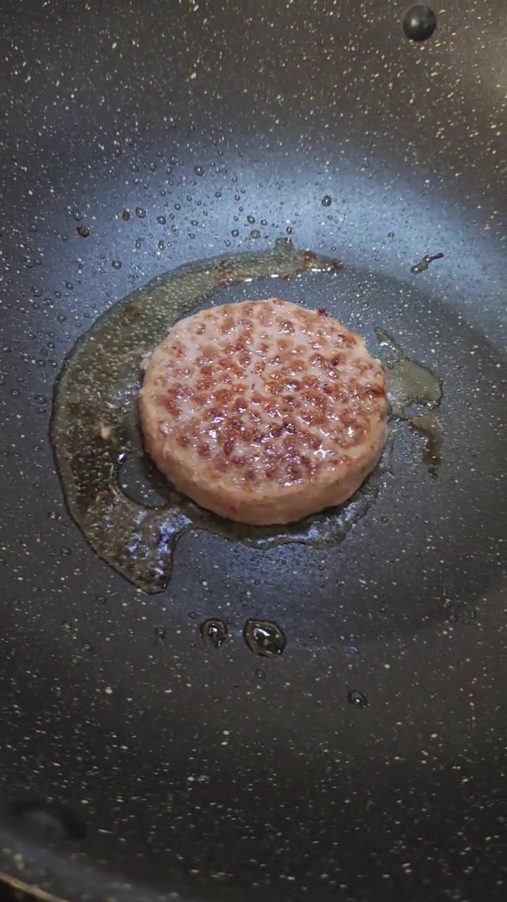 谷饲牛肉饼 早餐吃什么 早餐来一个牛肉汉堡真的赞,肉饼一口爆汁真的好好吃