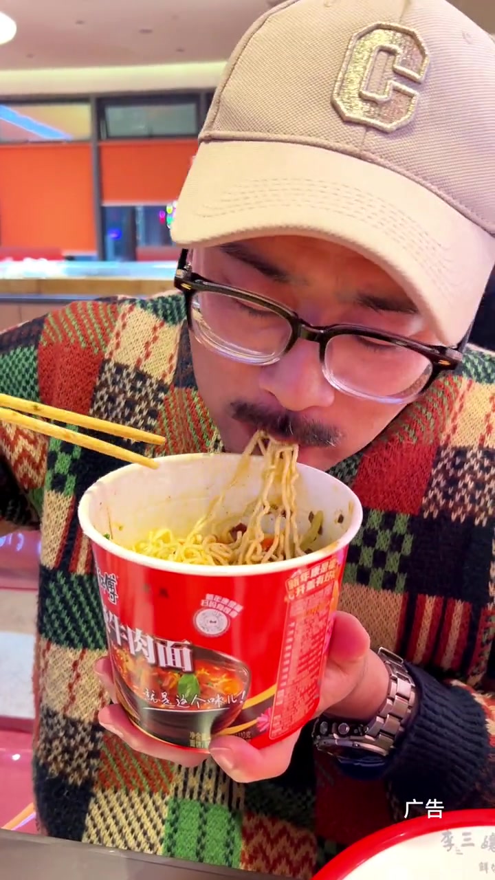 牛肉自助火锅来了,除了现切的肉以外,其他品种也很丰富,抓紧时间给老板上课去!宝鸡美食 牛肉