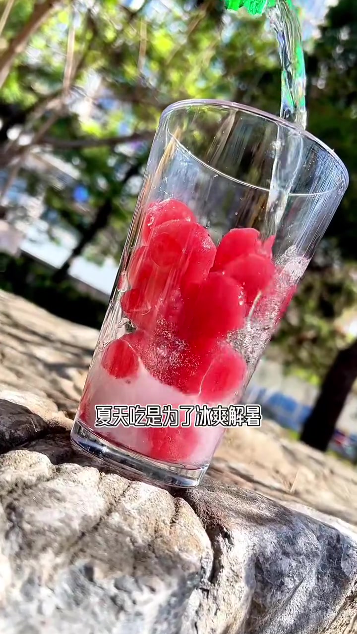 大冬天的吃冰淇淋真的很快乐,你们有谁也有这种爱好的举手 吉地过年吉祥如意 宏宝莱冰淇淋 探