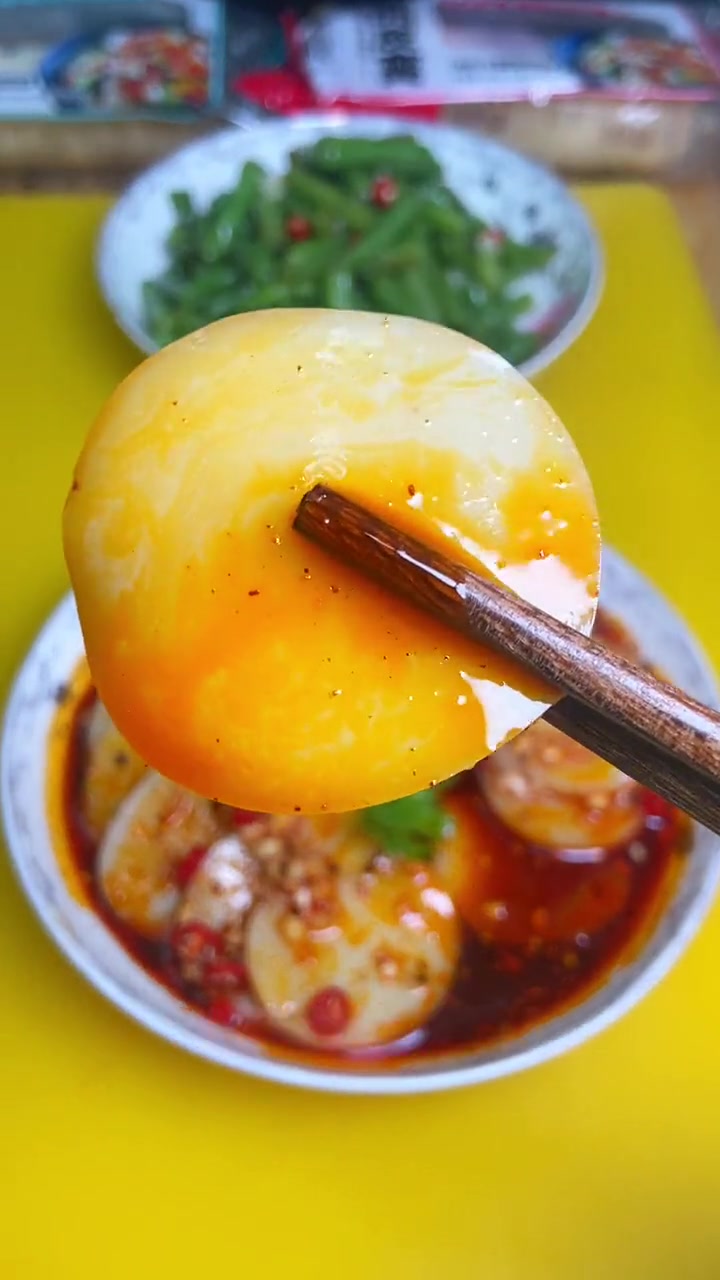 我们陕西人过年餐桌上必不可少滴一道凉拌皮老铺!吃起来劲道Q弹酸辣爽口!年夜饭必不可少的凉拌