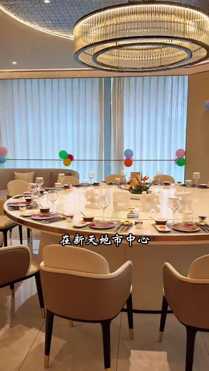 老牌粤菜馆玺粤轩在新天地,推出了4人餐只要498,比在新天地喝杯咖啡还便宜啊,聚餐有需求的