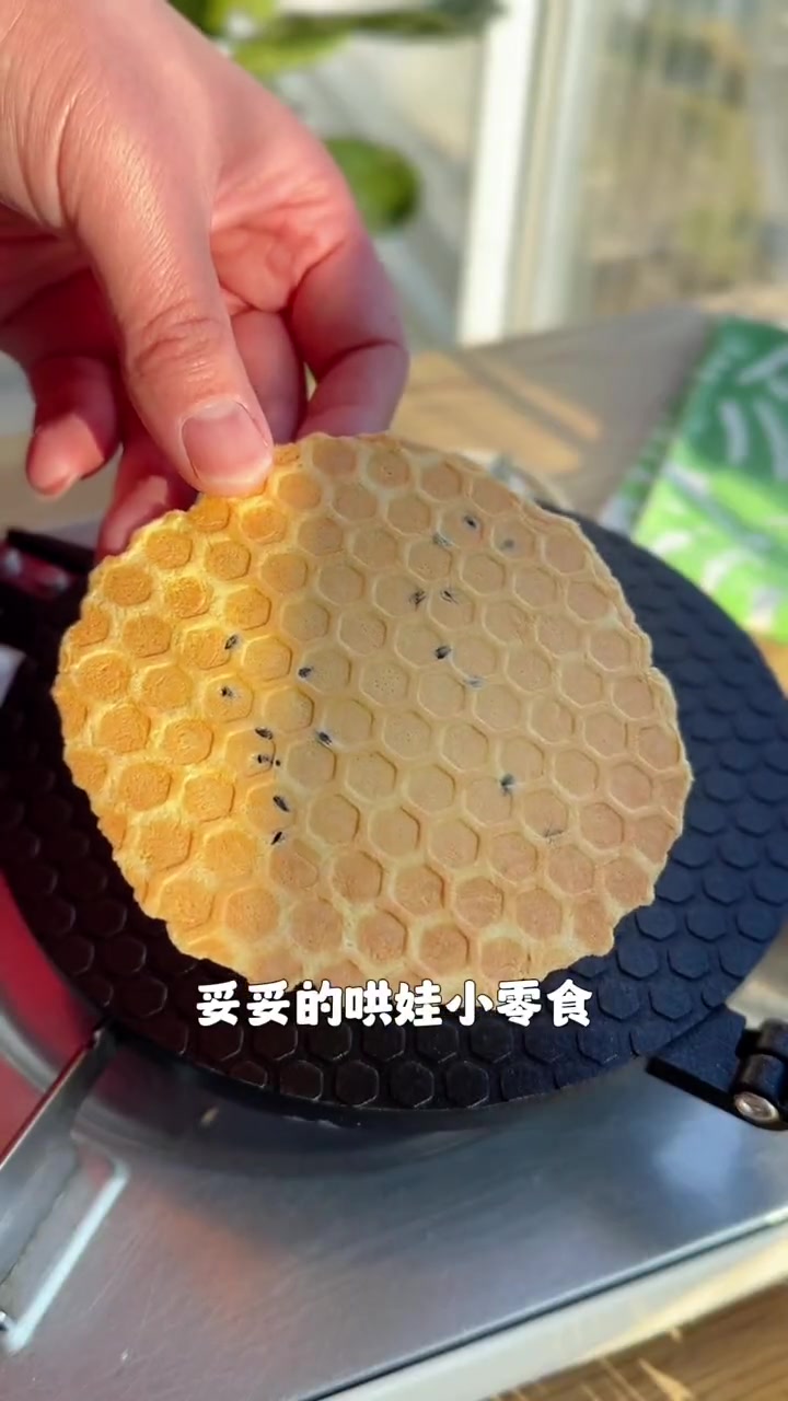 只要家里有鸡蛋和牛奶,就可以自制宝宝过年小零食,奶香酥脆满口香的薄脆饼～宝宝爱吃 自制小零