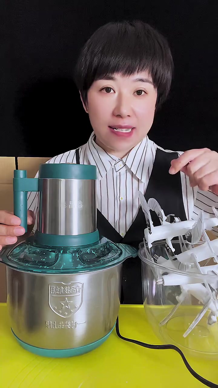 鑫昌泰绞肉机 年前还能发几天 现在拍下过年都能用上 新年送一个备用盆 到手共五套刀
