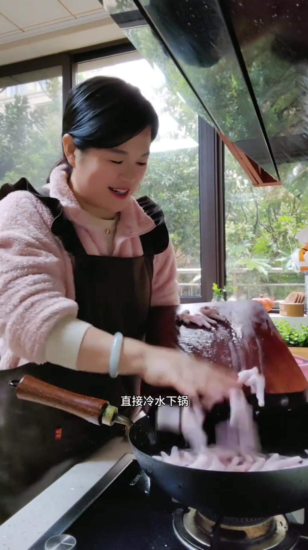 过年的餐桌上除了大鱼大肉,也少不了凉拌菜,可以来一个这样的柠檬鸡爪