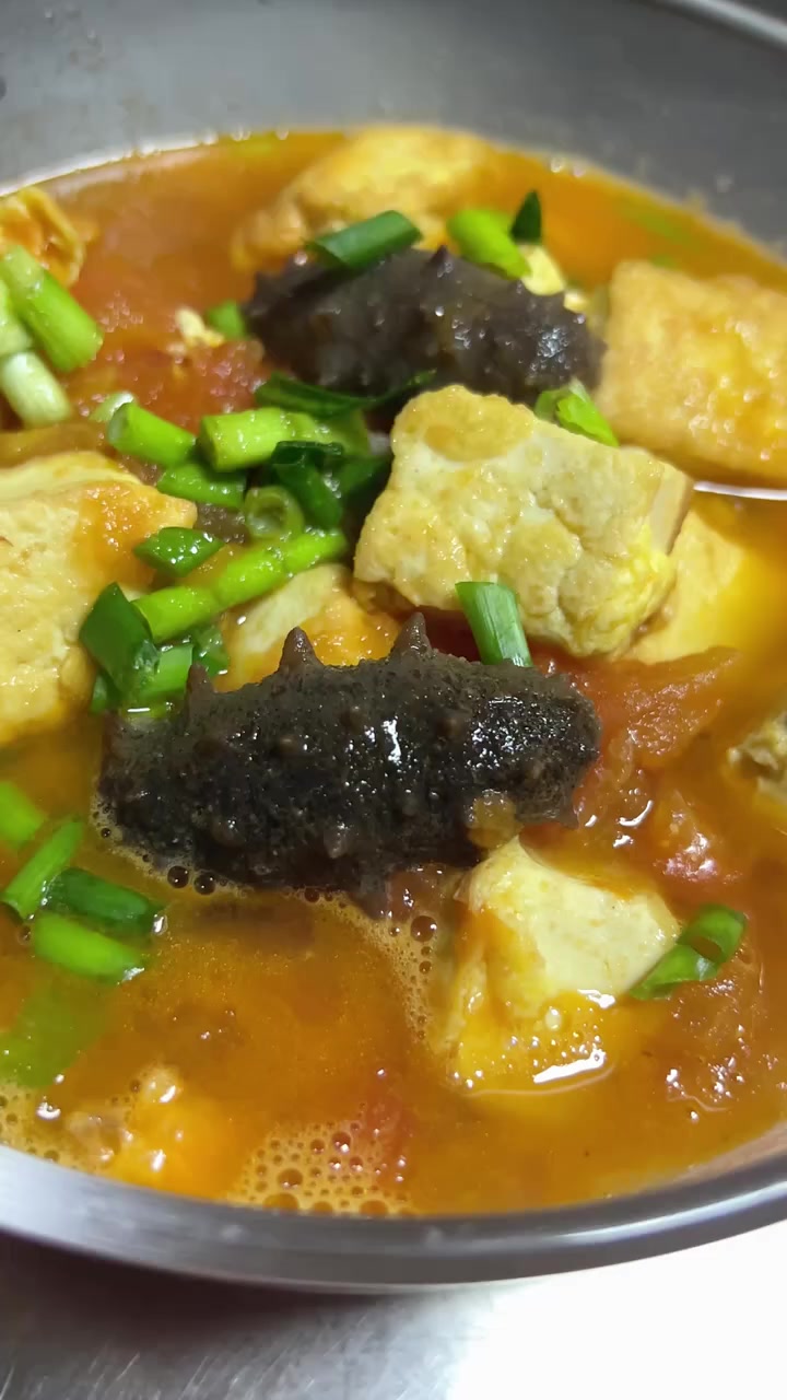 海参烩豆腐,酸爽的番茄浓汤搭配上煎好的豆腐和QQ弹弹的海参,酸爽下饭,营养十足!
