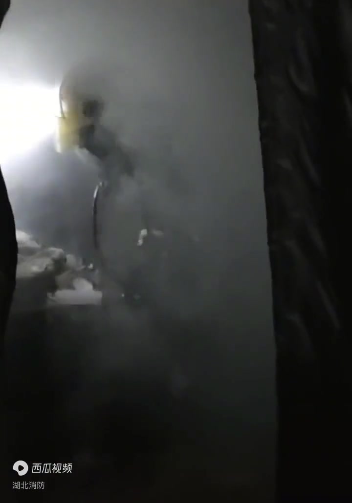 “小孩哥”煎鸡蛋操作不慎,引燃周边塑料惹火烧家