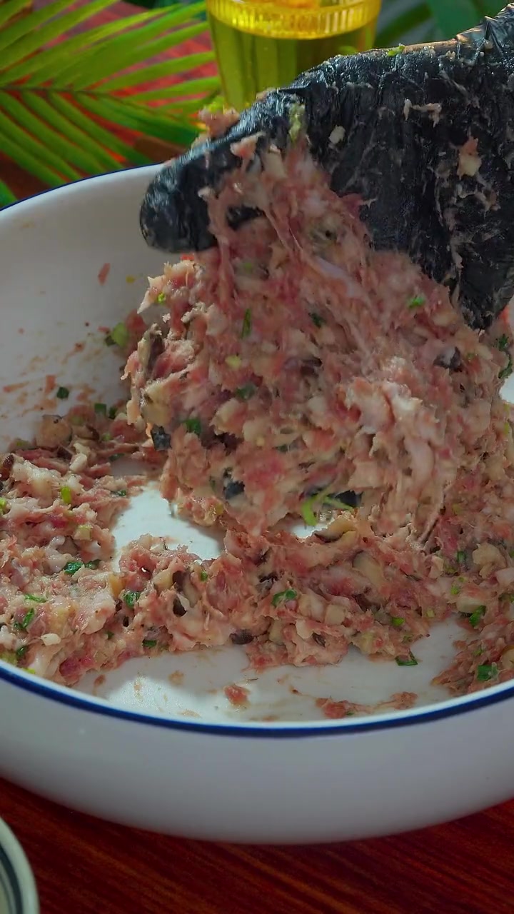 广东人过年家家户户都会做这道五香肉卷,外皮酥脆,肉馅鲜香,这才是小孩子过年的味道 年夜饭 