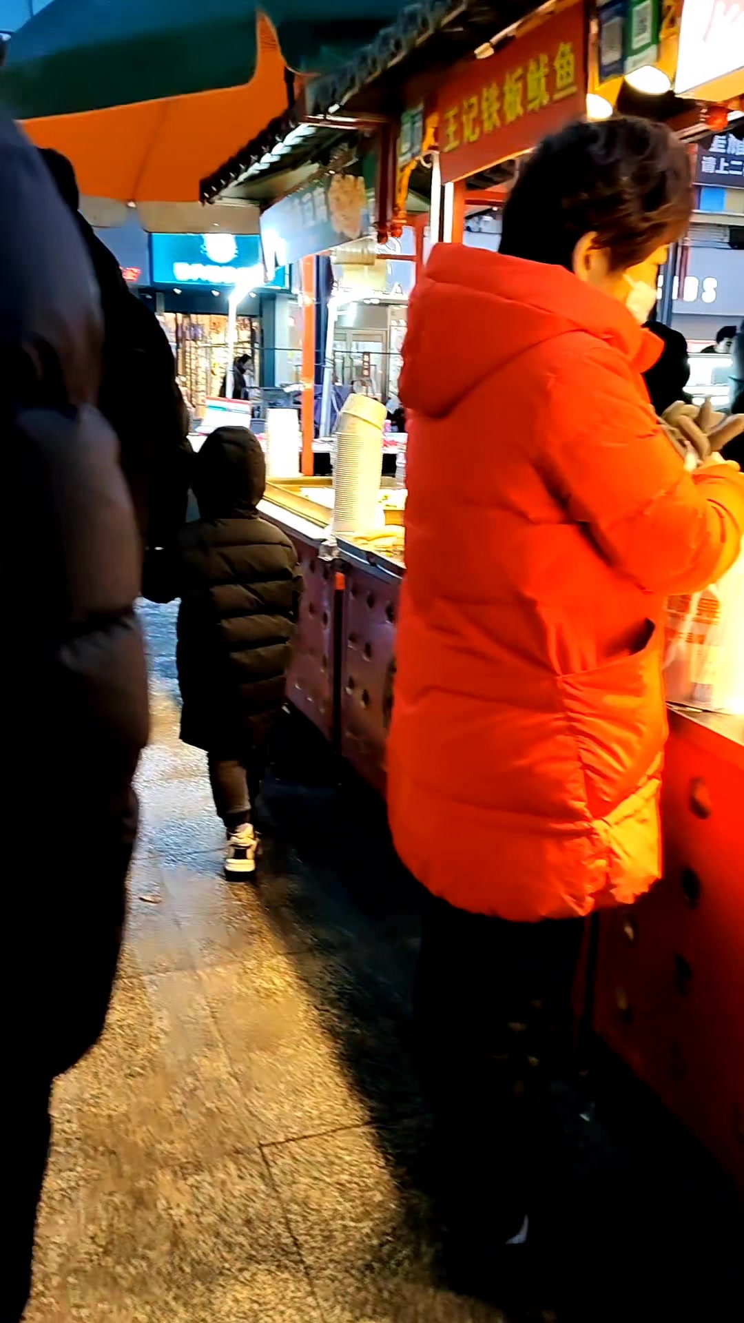 夜游连云港,不仅有美景,还有美食,既饱眼福又饱口福。